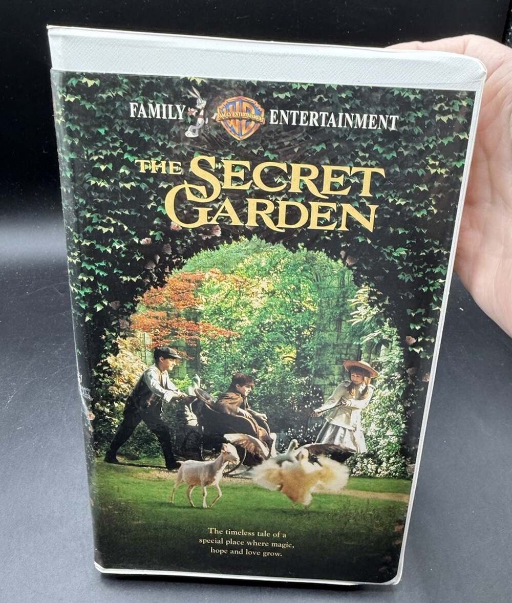 The Secret Garden VHS Warner Bros Family Movie Clamshell Case EUC -3
